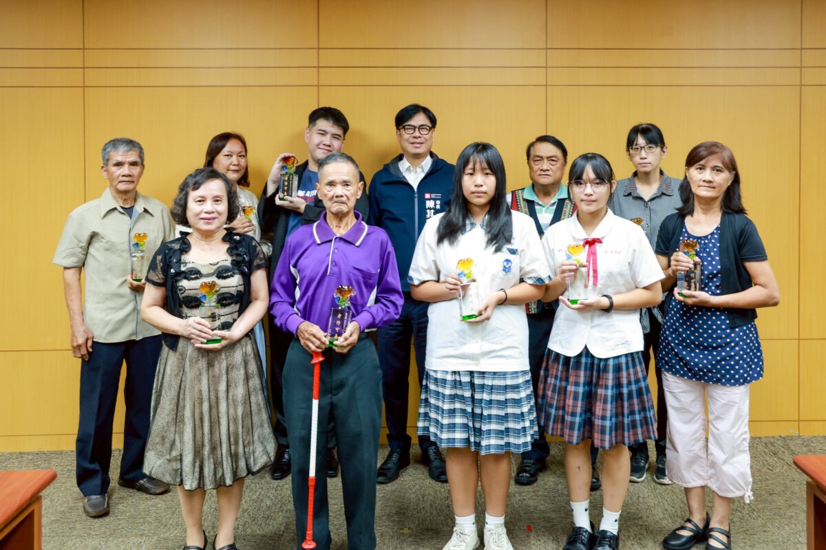 ▲陳其邁市長與高雄市114年10位孝行楷模合影留念