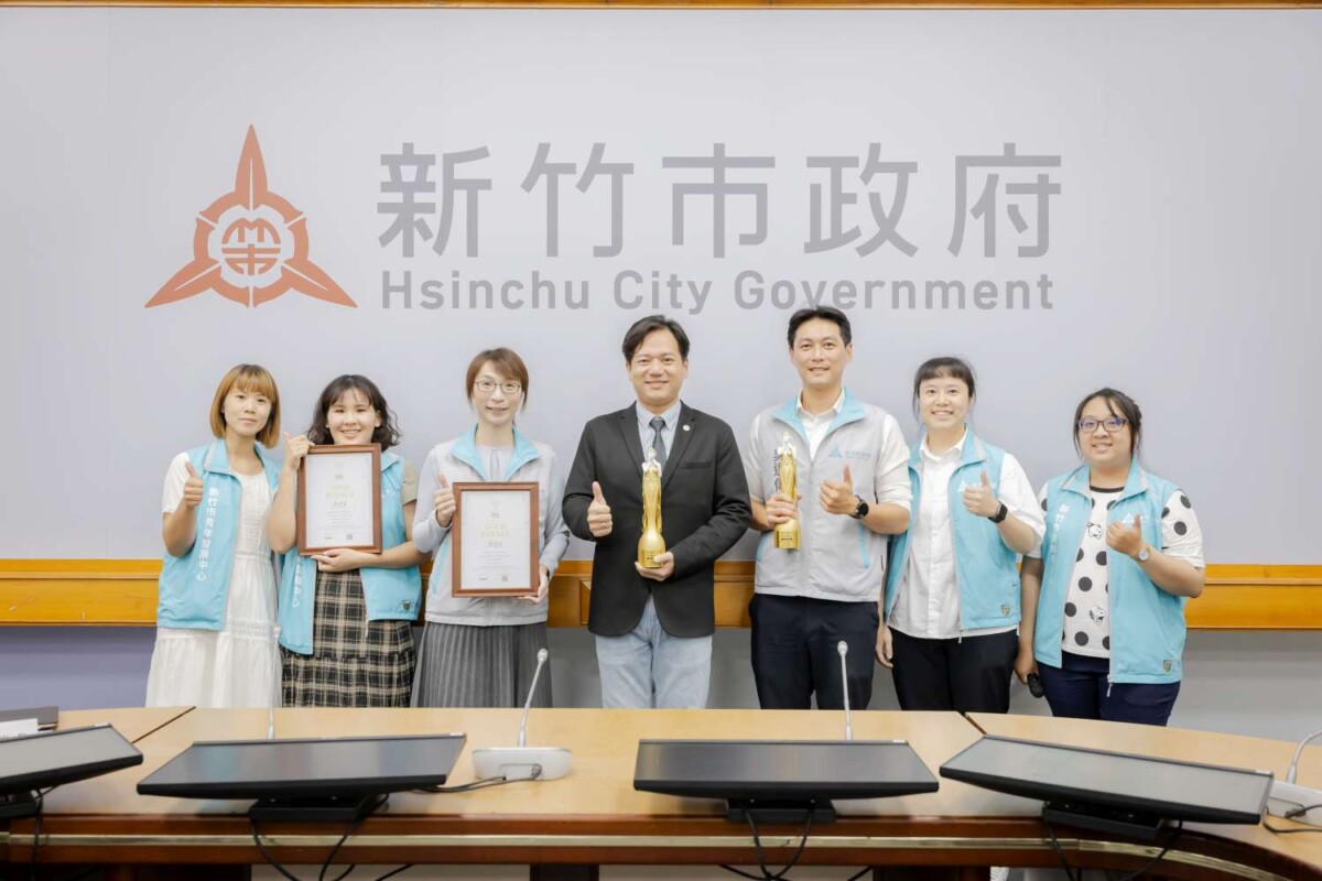 ▲新竹市「青年圍籬美學競圖徵曲」獲繆思雙金肯定，代理市長邱臣遠於市務會議表揚。