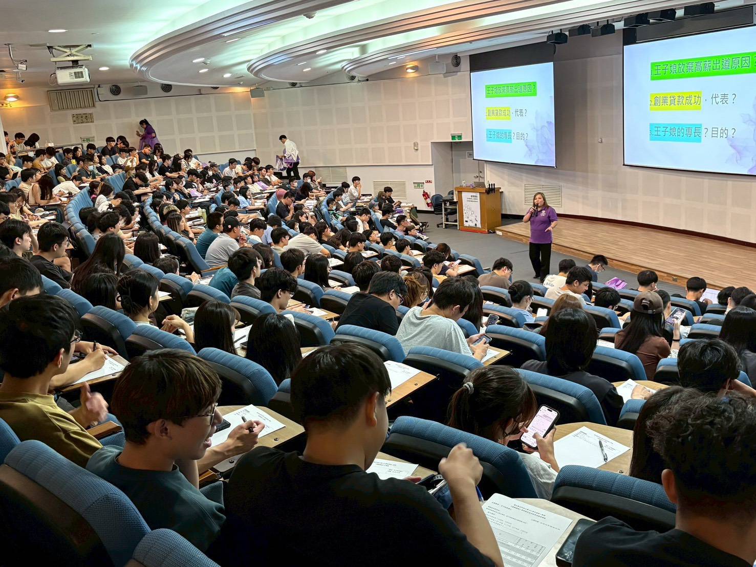 教學會場上座無虛席,每個學生求知若渴。(圖/王子娘集團提供)