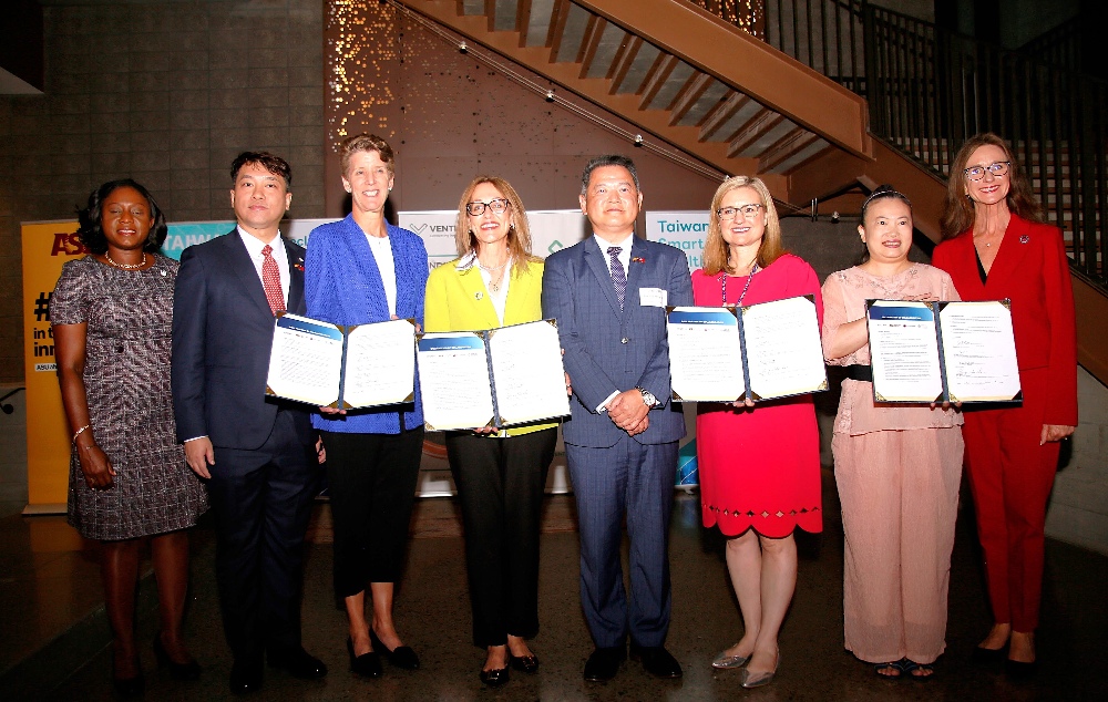 台美簽署智慧醫療合作意向 鳳凰城展示中心揭幕 啟動國際鏈結新篇章 5 圖▲四方合作協議簽署代表:鳳凰城Kate市長(右3)、亞利桑那州商務局Sandra總裁(左4)、亞利桑那州立大學Morton副總裁(左3)、滙嘉健康楊淑貞董事長(右2)。合影代表包括駐洛杉磯經濟文化辦事處紀欽耀處長(右4)、全國中小企業總會林倬立副理事長(左2)、鳳凰城Ann O’Brien副市長(右1)、鳳凰城Kesha市議員(左1)。