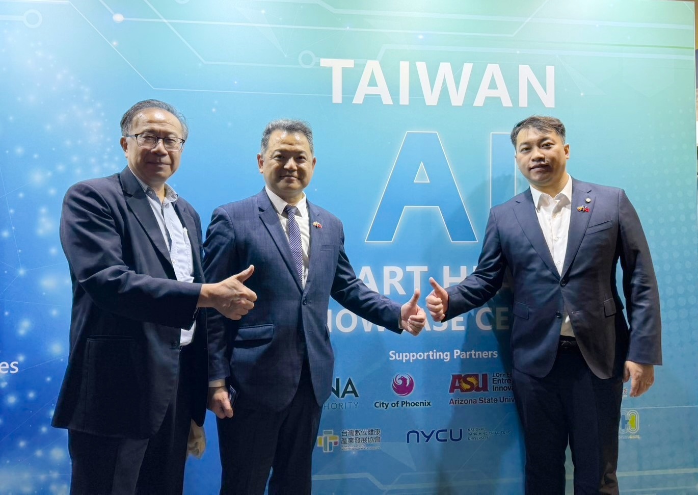 台美簽署智慧醫療合作意向 鳳凰城展示中心揭幕 啟動國際鏈結新篇章 6 圖▲全國中小企業總會林倬立副理事長(右1)、駐洛杉磯經濟文化辦事處紀欽耀處長(左2)與經濟組劉倫正組長(左1)於台灣 AI 智慧醫療展示中心前合影。(圖/中華民國全國中小企業總會提供)