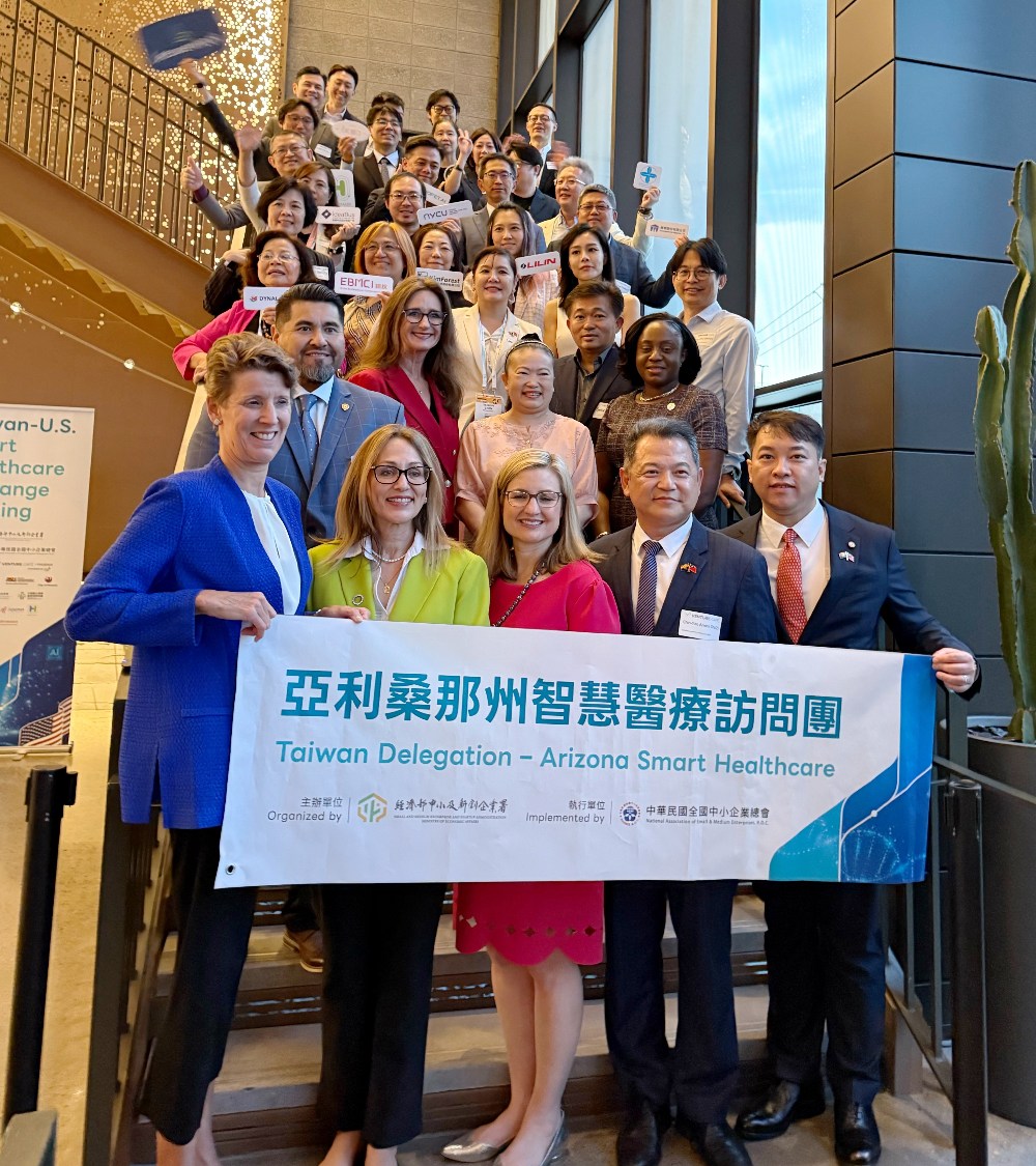 台美簽署智慧醫療合作意向 鳳凰城展示中心揭幕 啟動國際鏈結新篇章 8 圖▲亞利桑那州智慧醫療訪問團團員與美方貴賓合影。