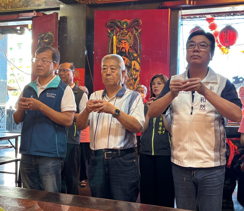 《圖說》劉和然今日前往板橋「浮洲福德宮」參拜祈福，祈求新北市政順利推行。〈民政局提供〉