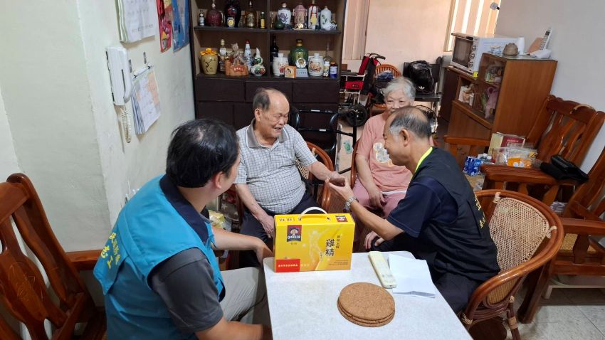 《圖說》徐木生與長輩們閒話家常，耐心傾聽生活點滴，並貼心提醒近期入秋，早晚溫差較大，叮囑平日注意保健與照護。〈臺北市榮服處提供〉