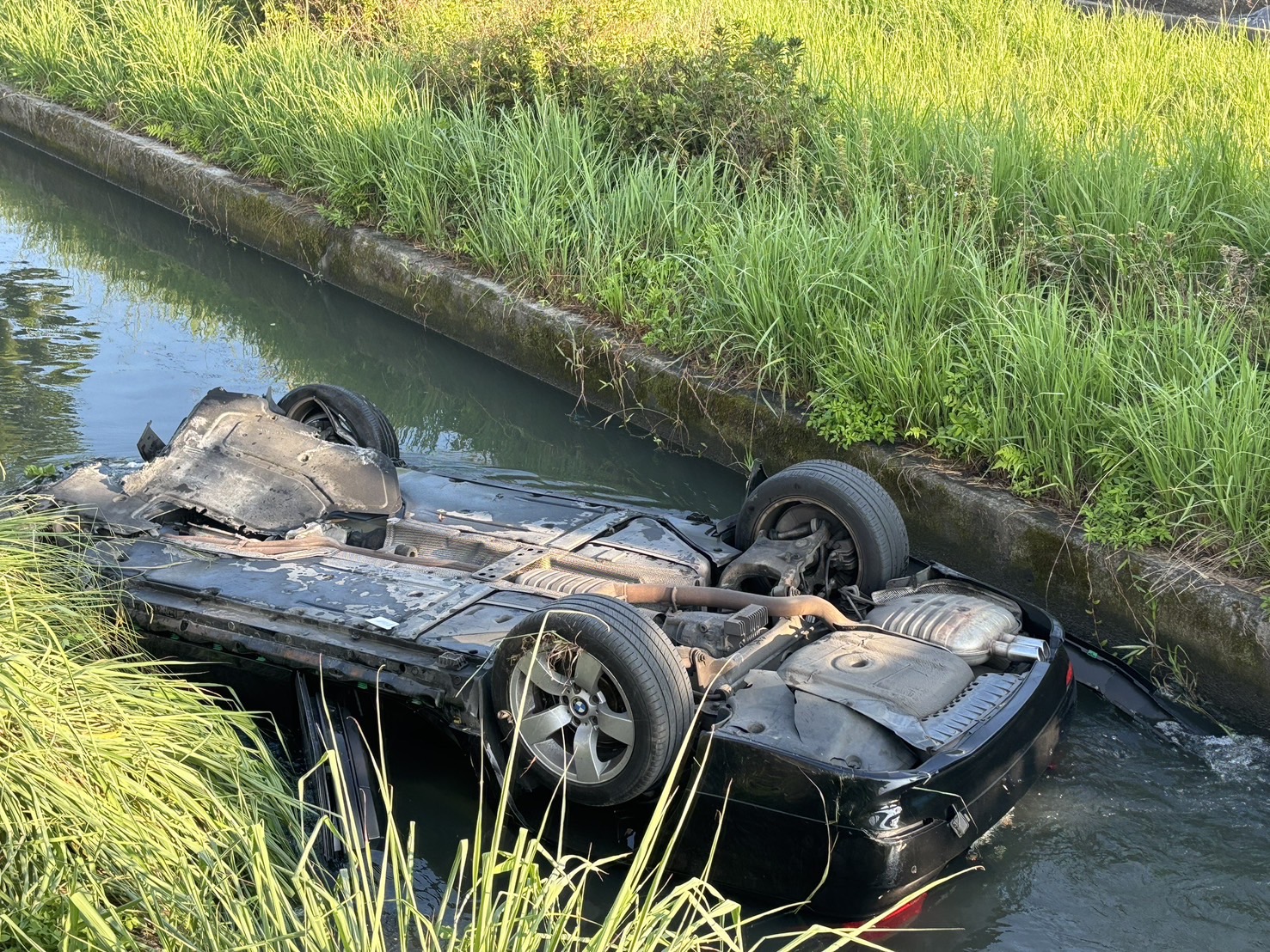自小客烏龜翻掉落水溝 駕駛命大逃過一劫