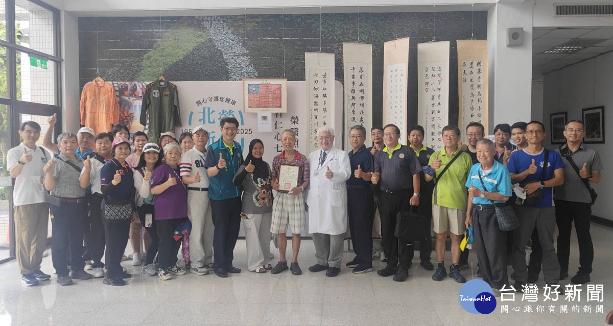 陳曾基院長(右一)陶如朗伯伯(中)苗栗縣榮服處柯長榮副處長(左一)帶領志工參觀榮民節文物展。