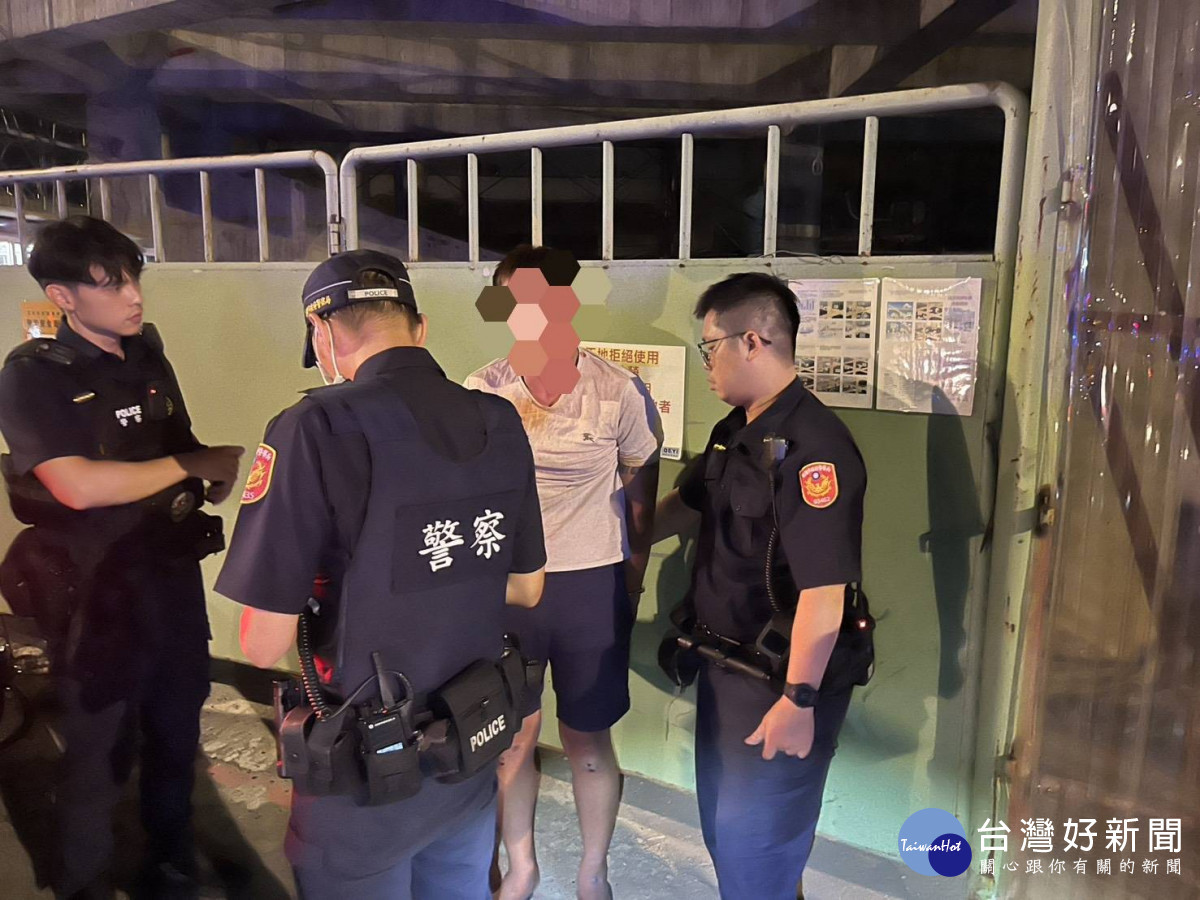 警匪追逐戰，在追捕過程中連開5槍擊中輪胎，攔截包夾逮捕。