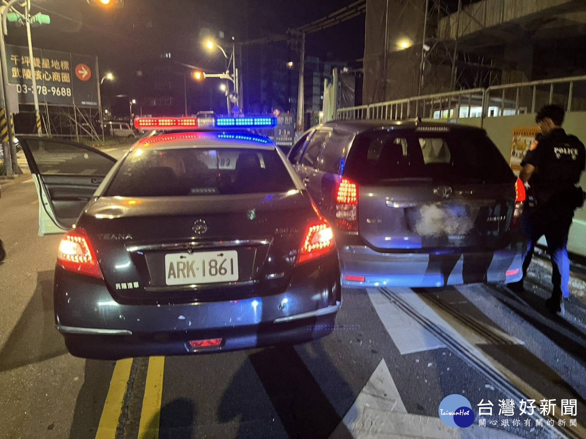 警匪追逐戰,在追捕過程中連開5槍擊中輪胎,攔截包夾逮捕。