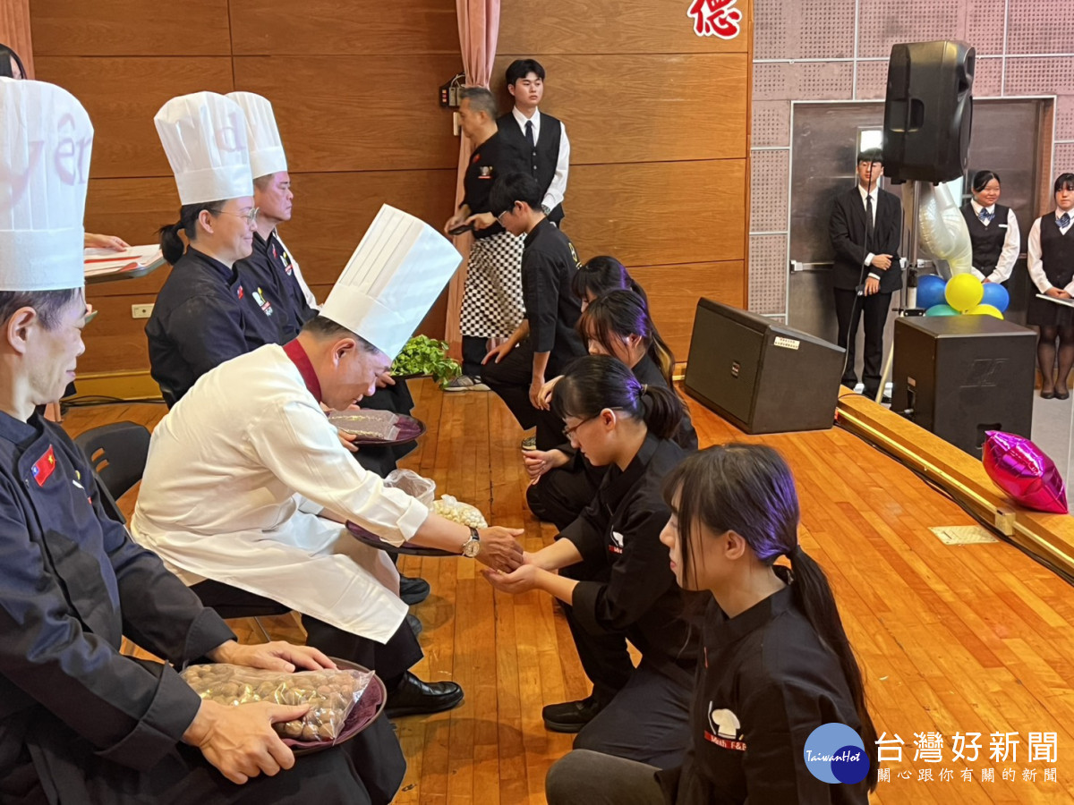 敏實科技大學餐飲管理系舉辦年度「拜師禮」。