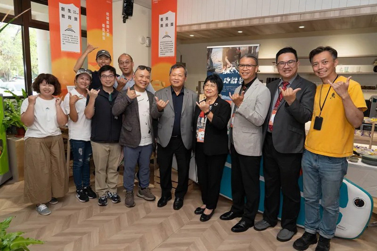 副縣長王瑞德與夢工廠吳宜叡等貴賓參訪第五屆地域振興大賞南投入圍團隊攤位。(半山夢工廠提供)<br /><br />