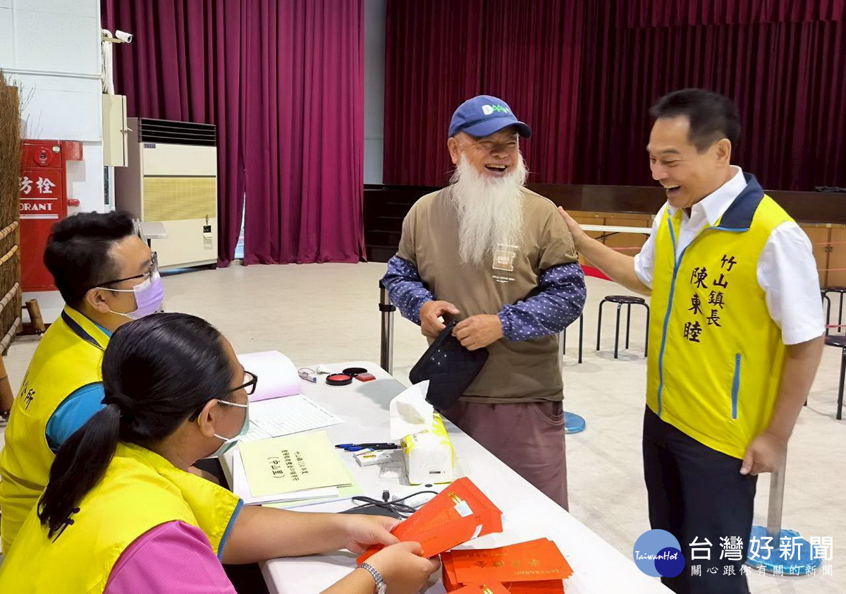 竹山鎮公所敬老禮金以匯款或現金領取來發送。（竹山鎮公所提供）