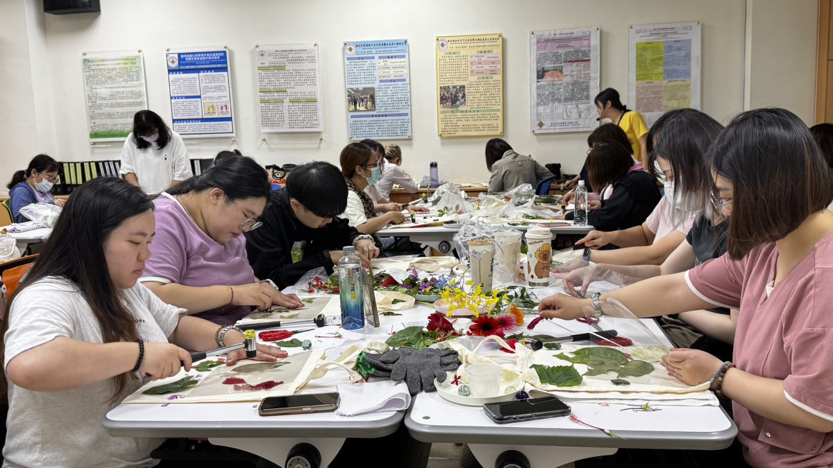 護理師們全神貫注投入植物拓染創作,現場洋溢靜謐而療癒的氛圍