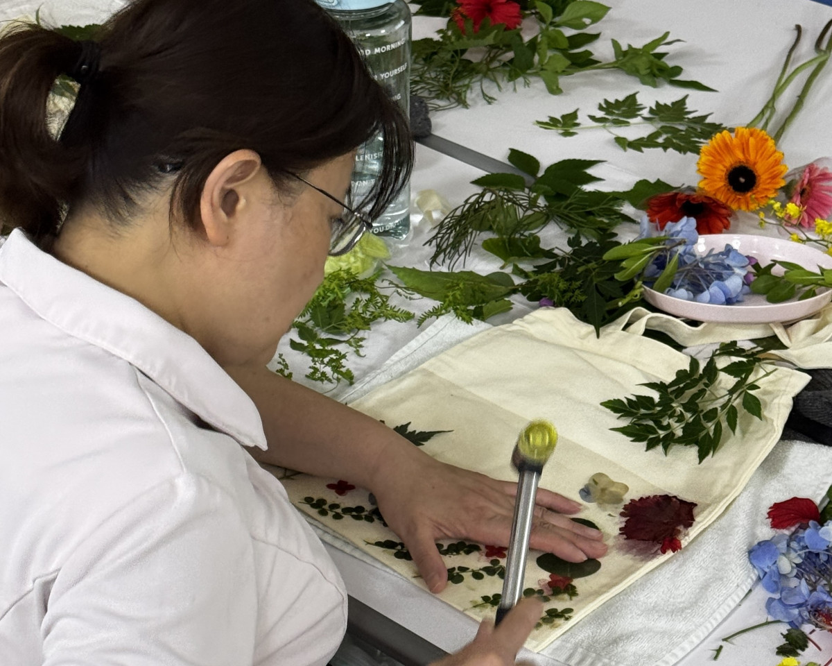護理師在植物拓染中找到片刻放鬆,心情隨色彩慢慢舒展
