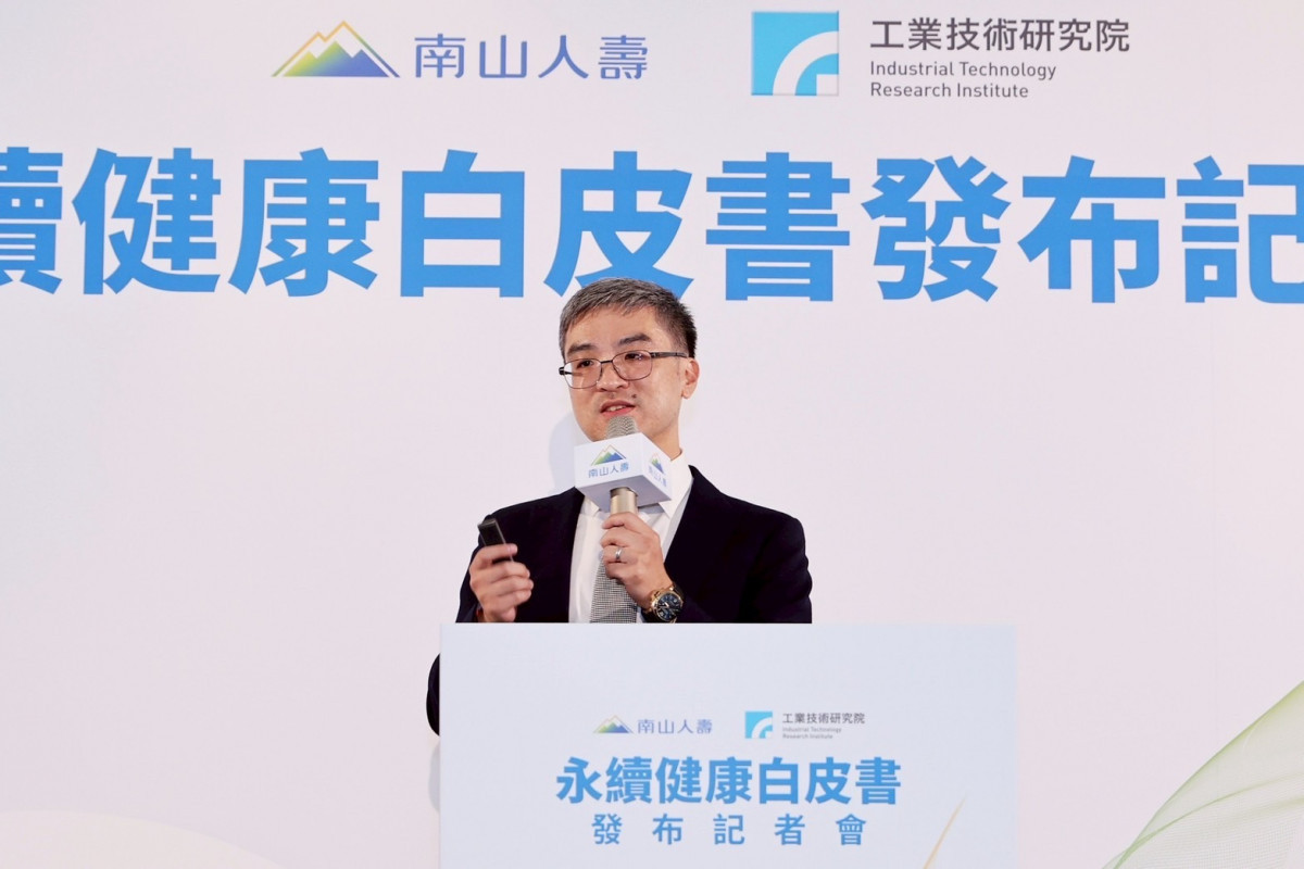 圖說:南山人壽矢志成為「永續健康領航者」,董事長尹崇堯今(15)日分享南山人壽的永續健康策略,積極讓保險從事後理賠,往前延伸至協助保戶促進健康,及早為百歲人生做準備