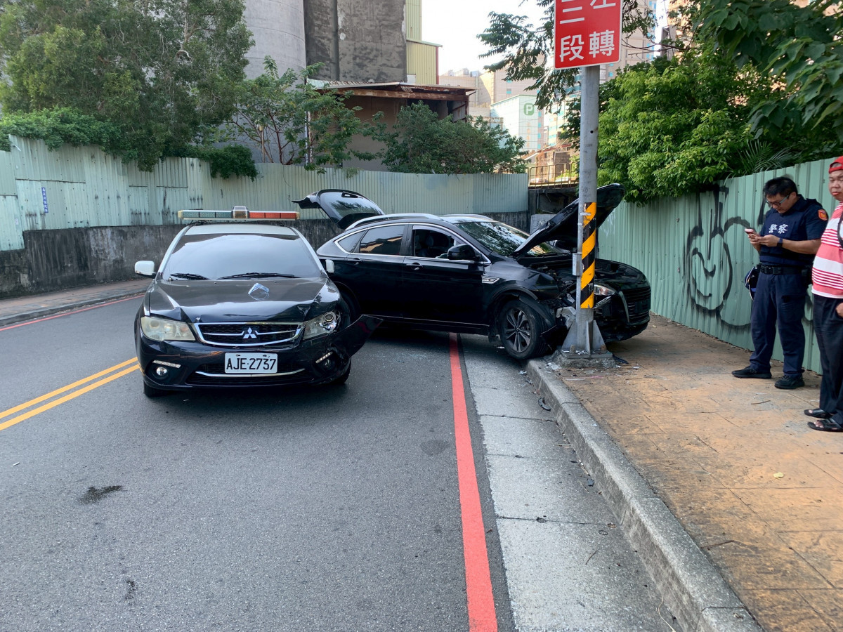 越南籍駕駛衝撞警車，龜山警連開2槍後逮人。