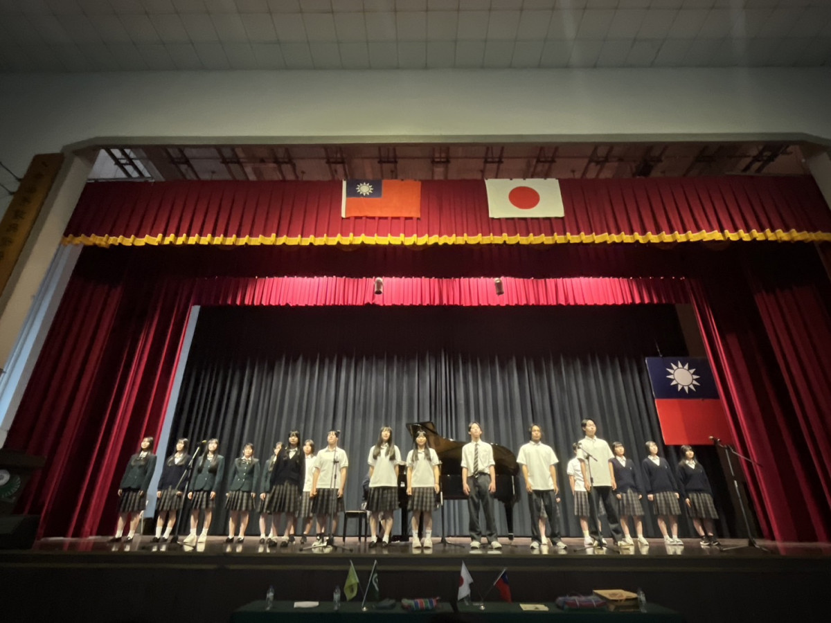 小松市高校合唱團表演。圖/記者鄧富珍翻攝