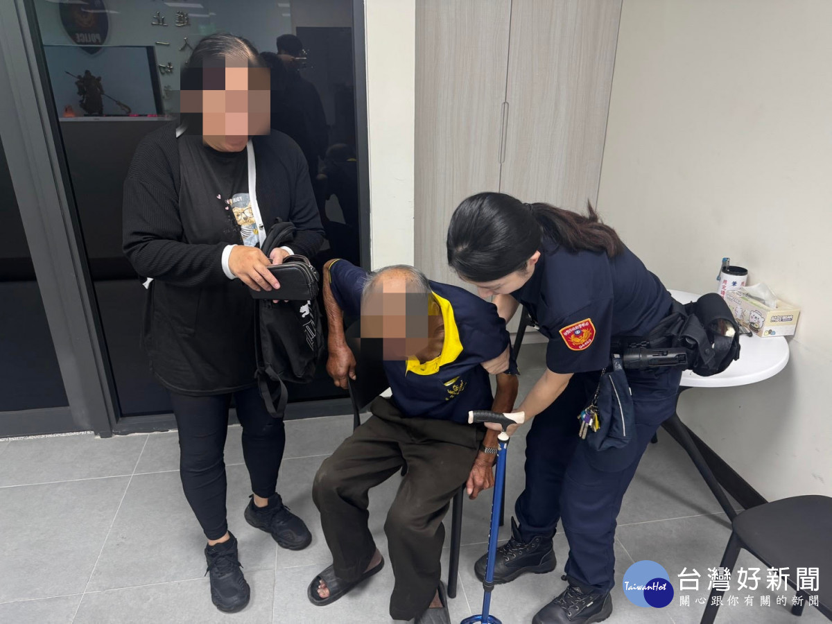 老翁迷途夜行中壢街頭，壢警暖心送返家。