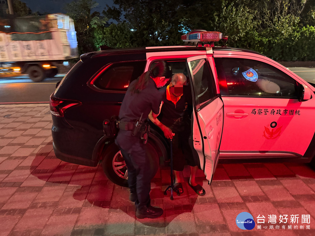 老翁迷途夜行中壢街頭,壢警暖心送返家。