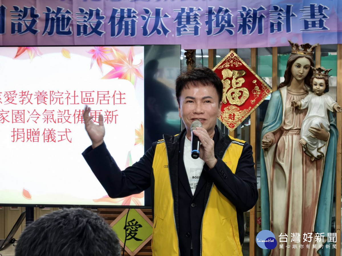 中華存善慢飛天使關懷協會攜手台中黎明扶輪社 愛心捐贈到慈愛,黎明扶輪社社長張家駿致詞。圖/記者鄧富珍攝