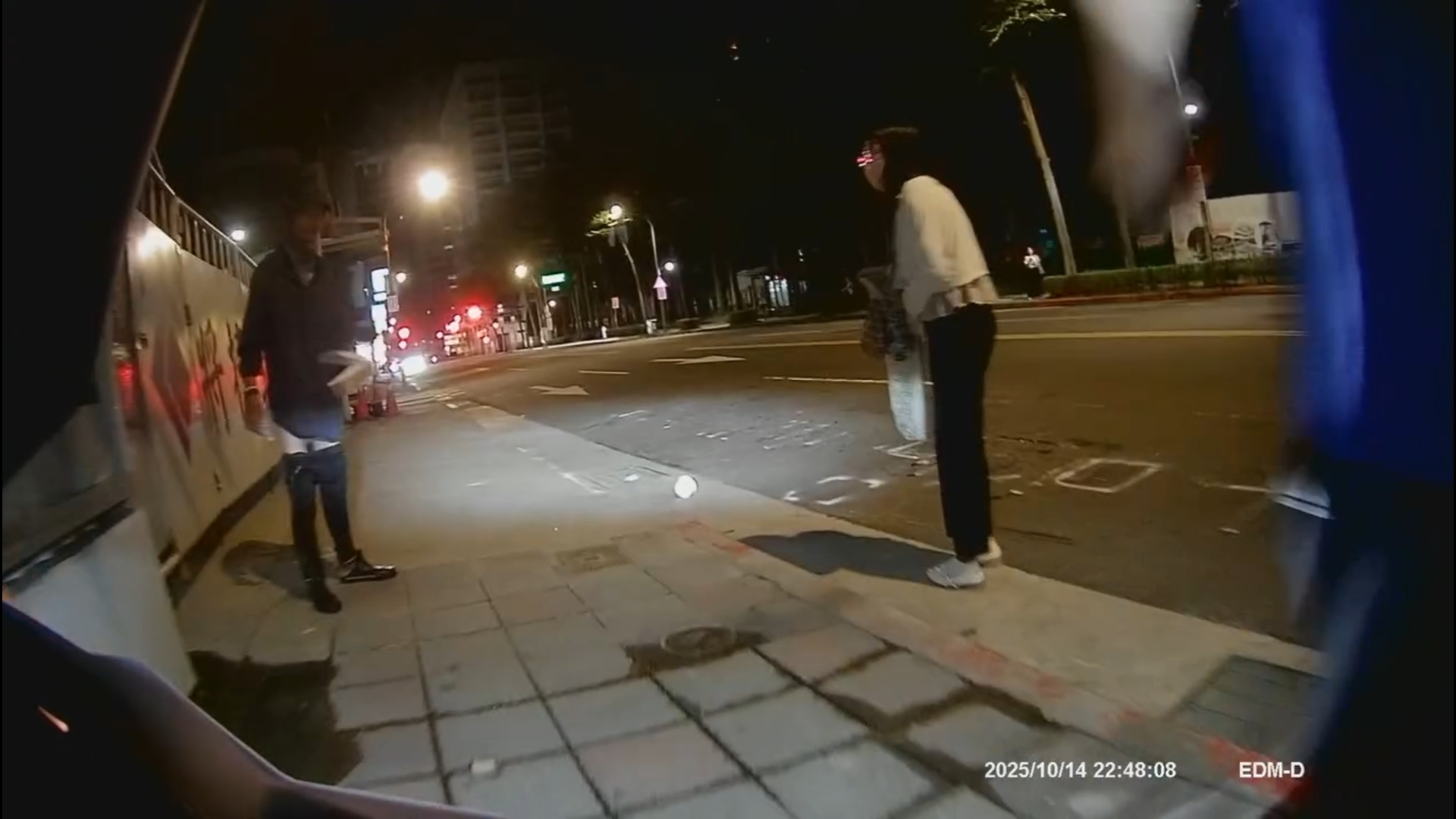 徐男當時長褲半脫,生殖器官外露,並緊拉女子手腕不斷逼近。