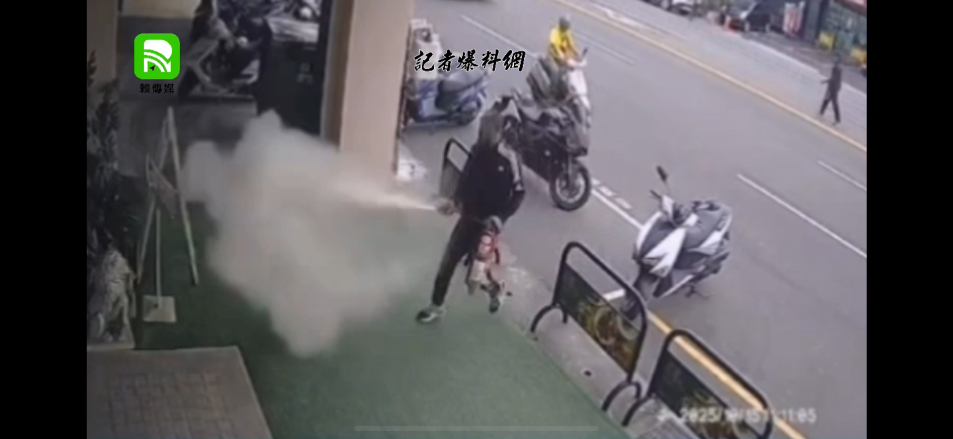台中店家遭滅火器狂噴毀損 警方鎖定涉案車輛積極追緝