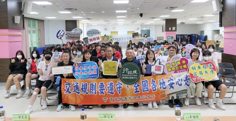 南服中心攜手監理所  校園交通安全宣導體驗大型車死角與酒駕危險