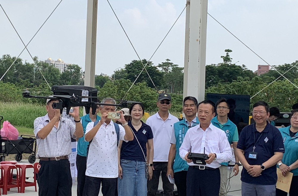 翁章梁縣長以「一鍵起飛、自動飛行與拍攝」操控國產國造無人機，「領先全國」的進行「稅籍資料空間座標化」的創新查核辦稅模擬。（圖/記者陳惲朋攝）
