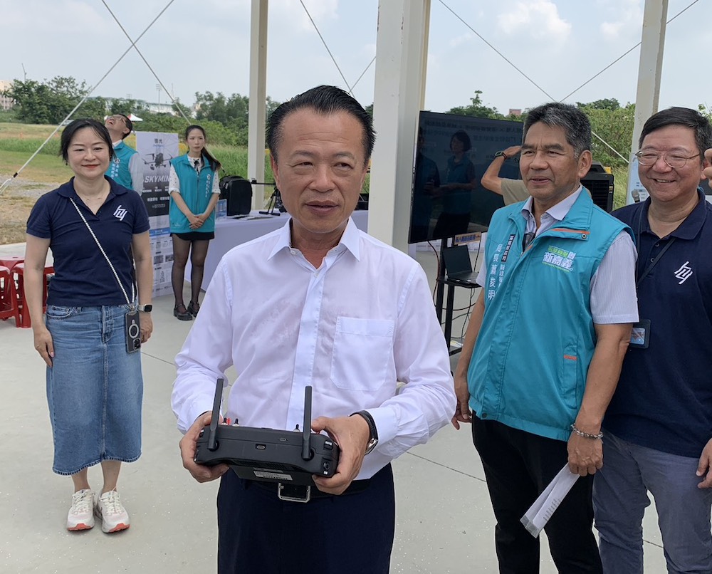 翁章梁縣長以「一鍵起飛、自動飛行與拍攝」操控國產國造無人機，「領先全國」的進行「稅籍資料空間座標化」的創新查核辦稅模擬。（圖/記者陳惲朋攝）