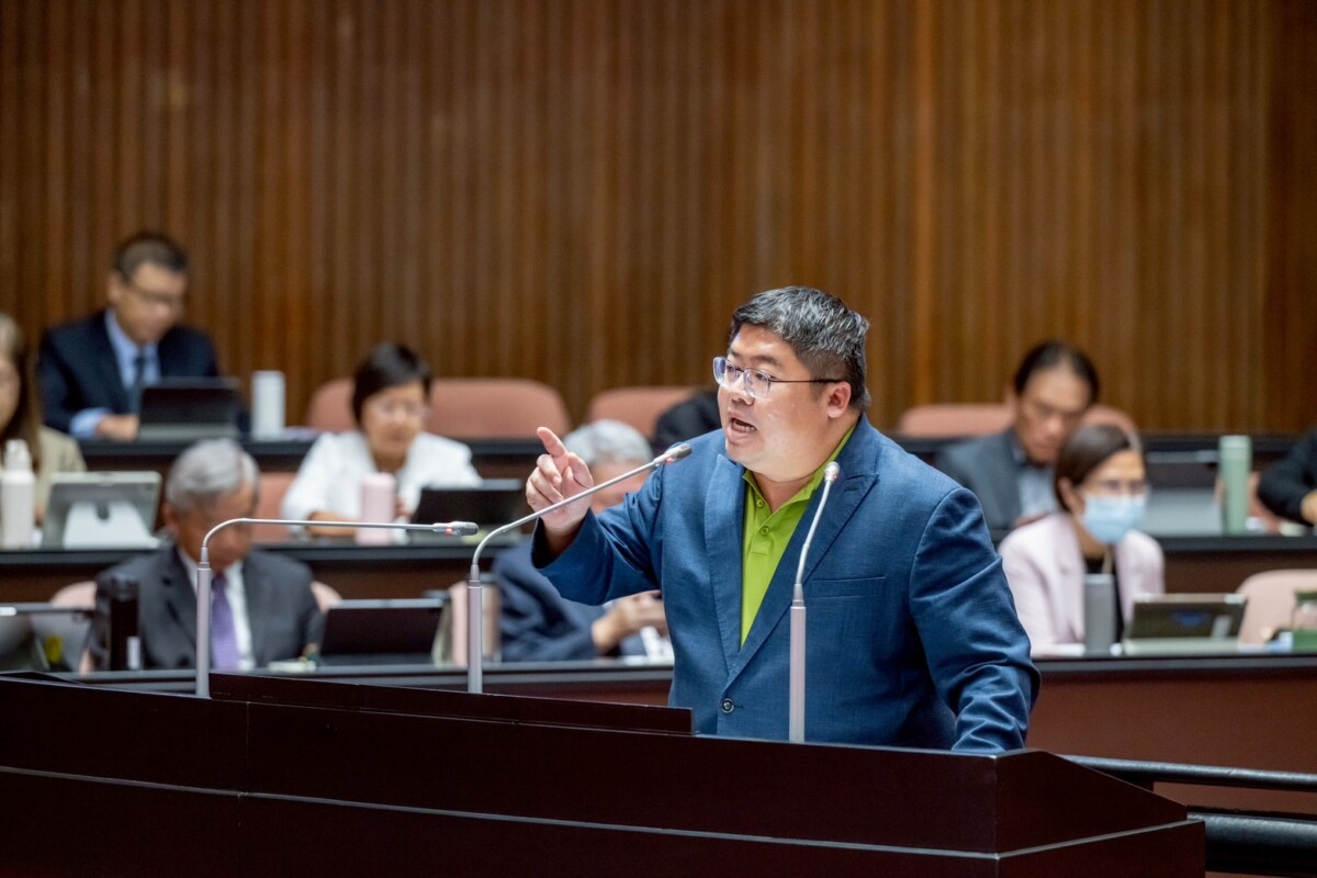 蔡易餘立委要行政院公地放領應擴及全國,以還農民公道。(圖/蔡易餘立委服務處提供)