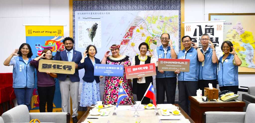 ▲馬紹爾群島共和國大使卡蒂爾(H.E. Ambassador Anjanette Kattil)偕大使館副館長傑龍(Cassailis Jarom)今日由外交部中部辦事處長翁瑛敏陪同,拜會彰化縣政府並參觀台灣設計展。(彰化縣政府提供)