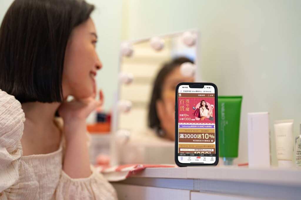 ▲百貨週年慶帶動美妝保養買氣升溫,美妝保養市場出現世代分化,「新世代保養力」崛起,Z世代偏好醫美品牌、熟齡族最愛經典明星單品。Yahoo購物百貨週年慶持續加碼,10月23日前全站滿3,000送300購物金、至10月26日前加碼每日早上10點限時1小時,刷uniopen集團卡滿萬送千元購物金、玩遊戲還可抽萬點OPENPOINT!(Yahoo台灣電子商務提供)