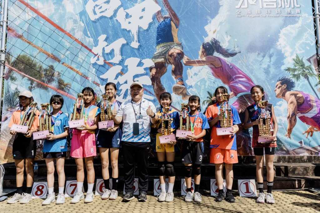 ▲六家國小女排連霸成功!榮登永信盃冠軍寶座!