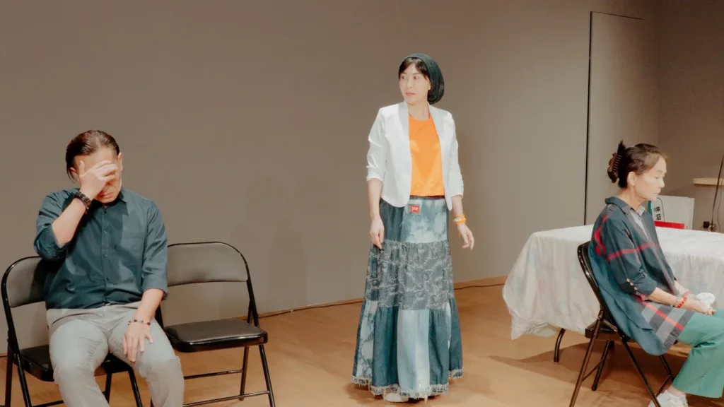 張嘉容邀請觀眾上來演出劇中角色