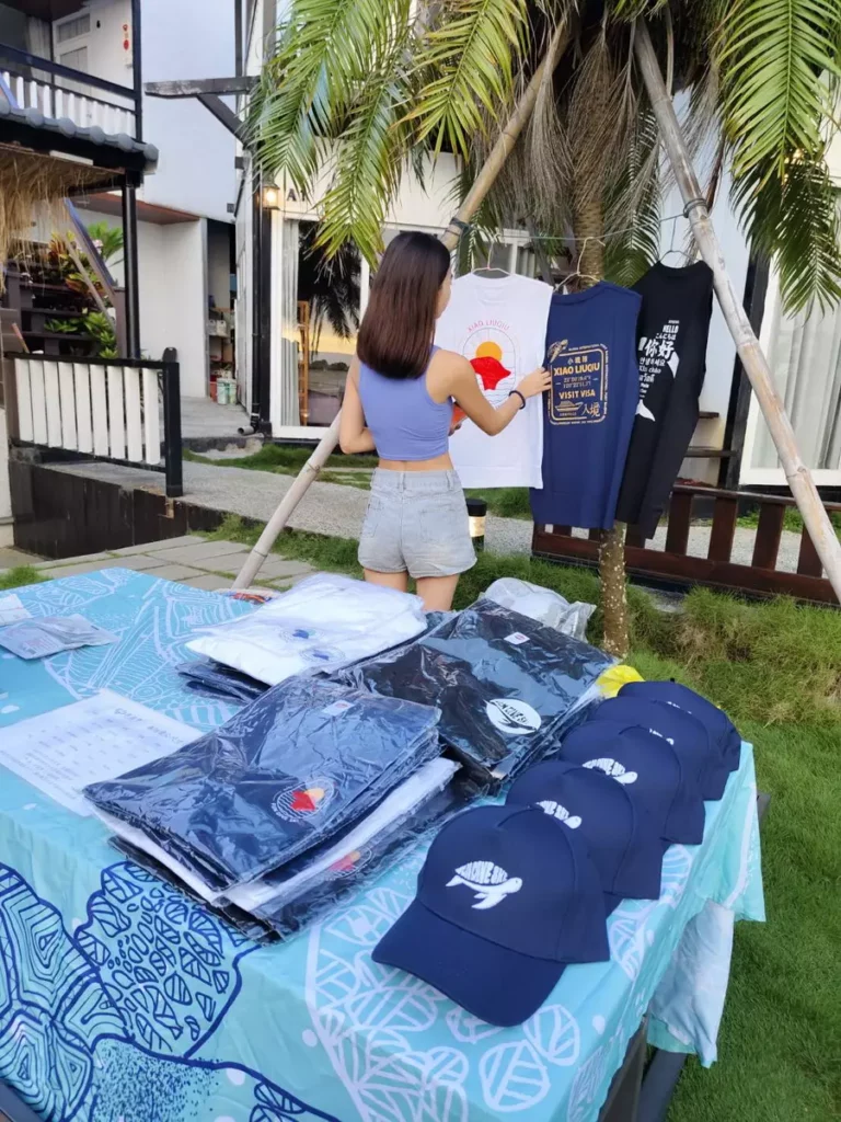 「Fun Dive Ski Wear瘋潛雪服飾」以燙畫印刷結合小琉球生態之美,製造過程環保,限量發售。(圖: Fun Dive Ski Wear瘋潛雪服飾提供)