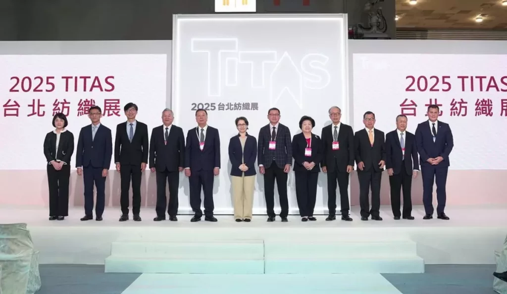 蕭副總統(左六起)、郭紹儀董事長等貴賓共同祝賀TITAS展出順利成功。紡拓會/提供