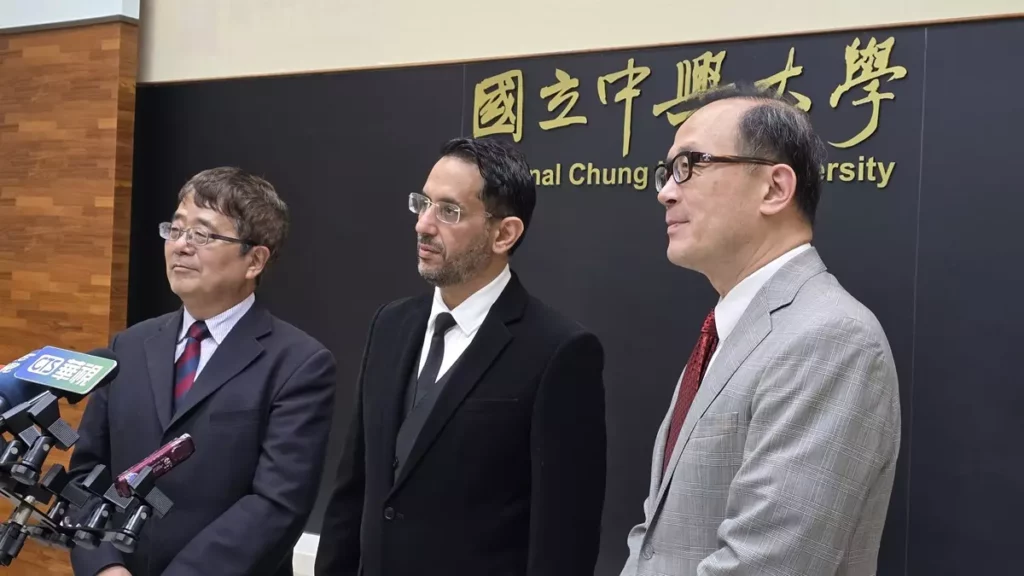興大詹富智校長（右）、GUtech副校長兼上議員Hon.Dr._Hussain_Al_Salmi_（中）、外交部鄧盛平公使（右）受訪畫面。（圖/陳惠玲攝影）