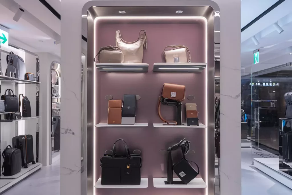 _TUMI 高端經典概念店- 店內新品陳列區