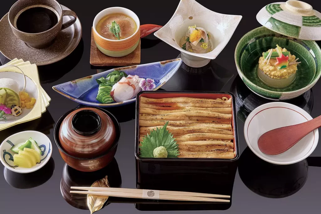 JR東日本大飯店台北HAYASE日本料理推出旅展限定的「午間御膳套券」,買5送1平均每張僅967元,主菜可選鹽烤牛舌麥飯佐山藥泥、炙燒星鰻重箱、海鮮散壽司三款人氣餐點。(圖/ JR東日本大飯店台北)