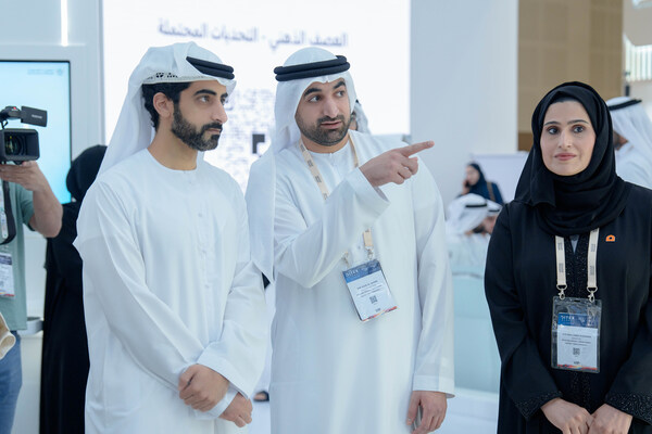 Salem bin Abdulrahman Al Qasimi 參觀 GITEX Global 2025 的沙迦政府展覽館
