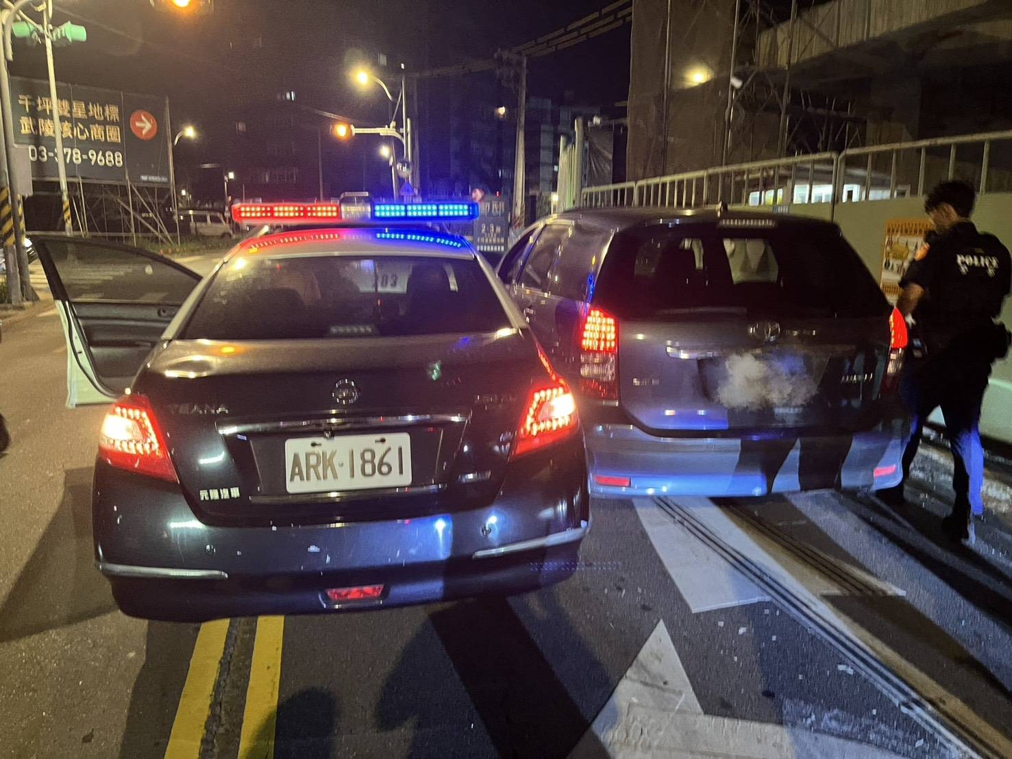 警方巡邏發現一輛自小客車違規拒檢逃逸、衝撞警車,立刻通報警網,最終開5槍制伏嫌犯。(記者翻攝)