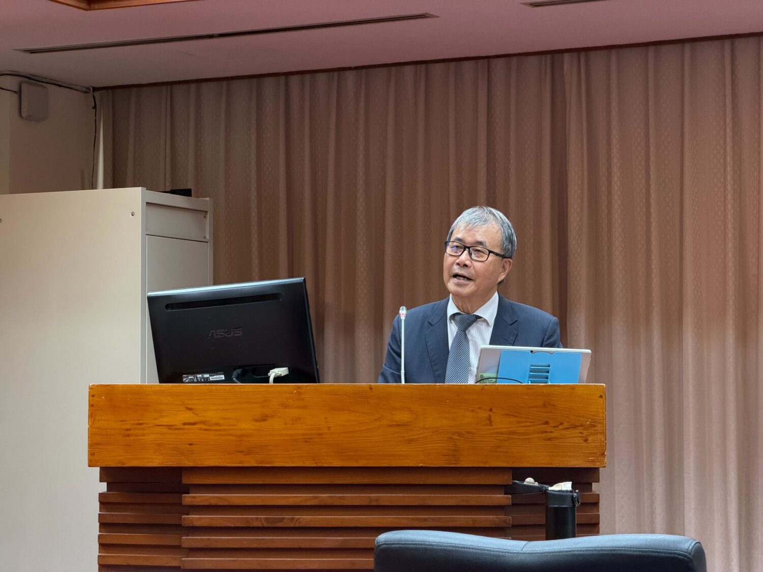 教育部長鄭英耀對歧視言論不願明確表態。(圖／葛如鈞國會辦公室)