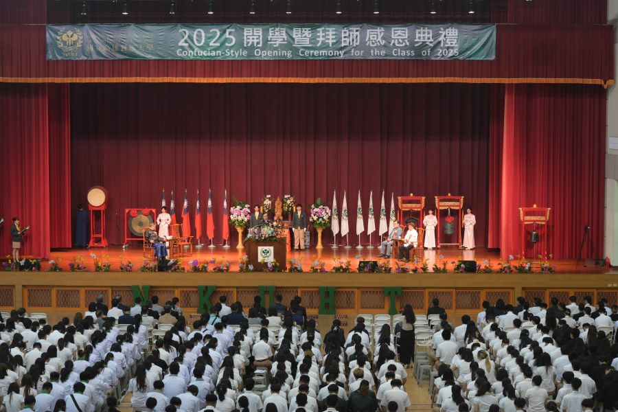 ▲千名高餐新生參加開學暨拜師感恩典禮現場。