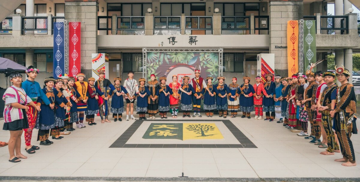 ▲文藻外大原民周開幕式邀屏東佳興古謠隊以排灣族祈福與古調揭幕，展現原民文化之美，表演團隊合影。