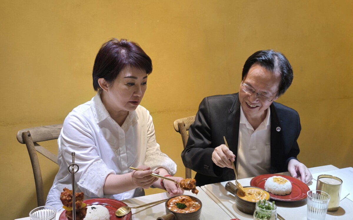 ▲盧秀燕與蔡志弘吃咖哩聊台中在地美食料理。(記者廖美雅拍攝)
