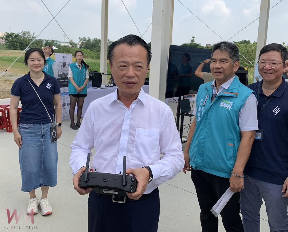翁章梁縣長以「一鍵起飛、自動飛行與拍攝」操控國產國造無人機,「領先全國」的進行「稅籍資料空間座標化」的創新查核辦稅模擬。(圖/記者陳惲朋攝)