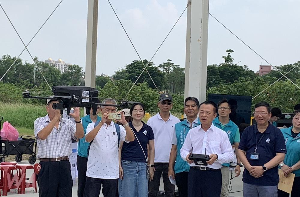翁章梁縣長以「一鍵起飛、自動飛行與拍攝」操控國產國造無人機,「領先全國」的進行「稅籍資料空間座標化」的創新查核辦稅模擬。(圖/記者陳惲朋攝)