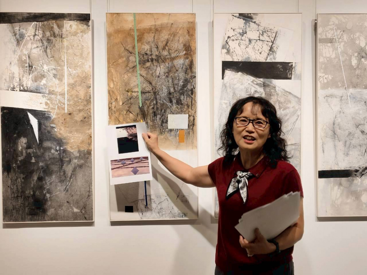 以畫筆書寫鄉愁的吟唱,油畫家陳美惠〈大地行吟〉展現土地的呼吸。圖/記者鄧富珍翻攝