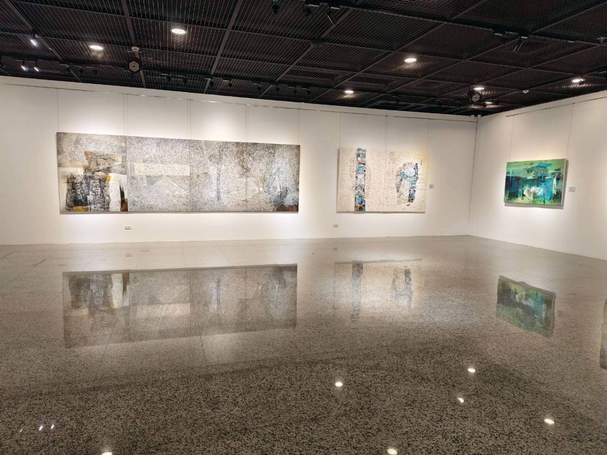 以畫筆書寫鄉愁的吟唱,油畫家陳美惠〈大地行吟〉展現土地的呼吸。圖/記者鄧富珍翻攝
