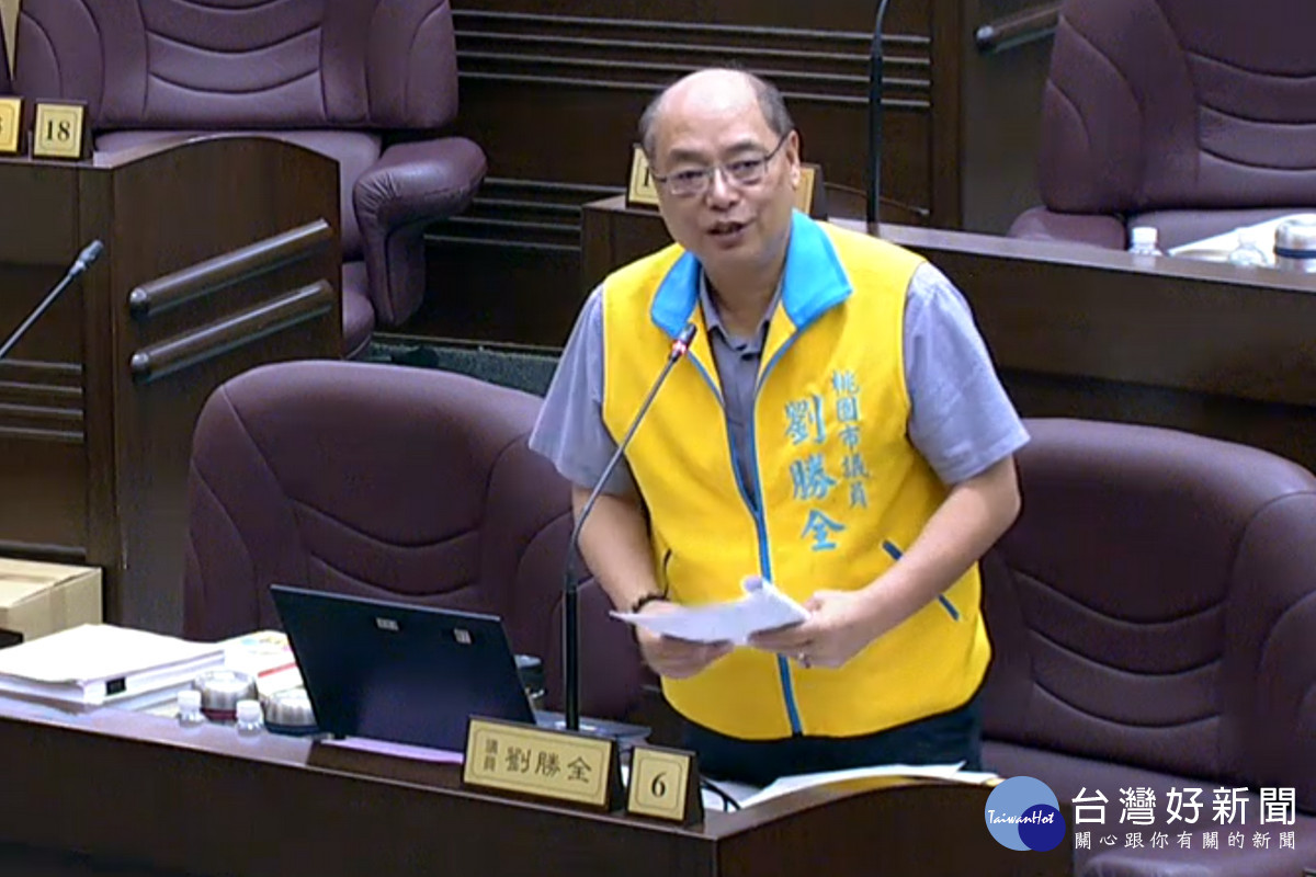 桃園市議員劉勝全於議事堂質詢交通局長張新福。<br /><br />