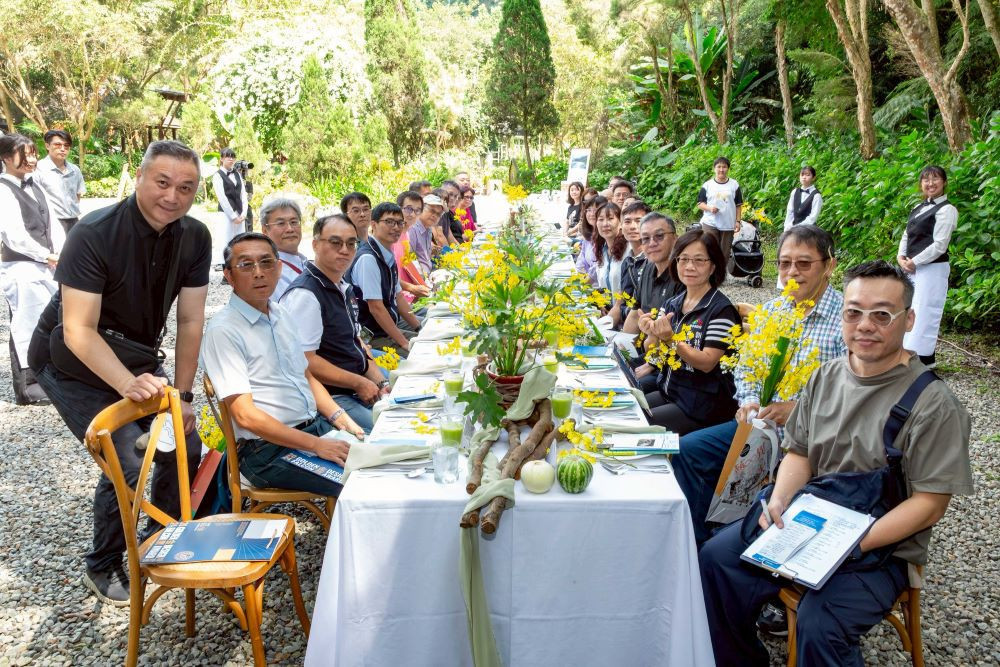 嶺東科大USR團隊「白冷秋宴—圳流食集餐桌計畫」，運用在地食材透過設計與餐飲的結合，展現白冷圳流域的人文底蘊與永續價值。（圖/嶺東科技大學）